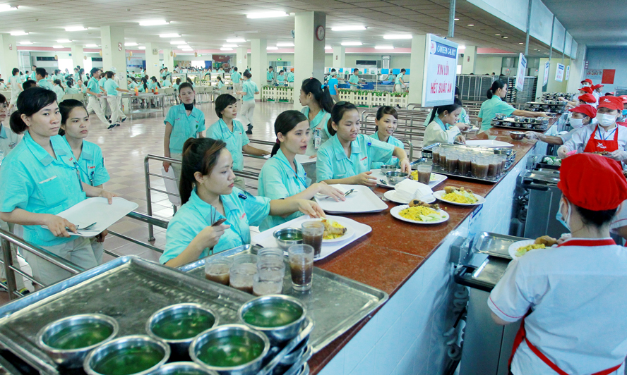 An toàn thực phẩm bữa ăn tập thể cho công nhân: Bao giờ hết lo?