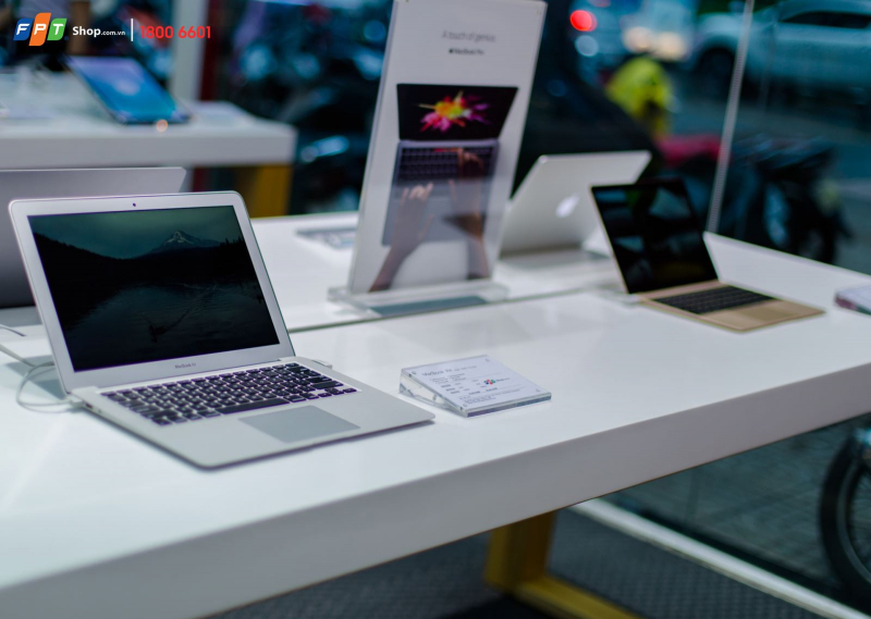 Macbook được trưng bán khu riêng biệt với các dòng laptop khác tại FPT Shop