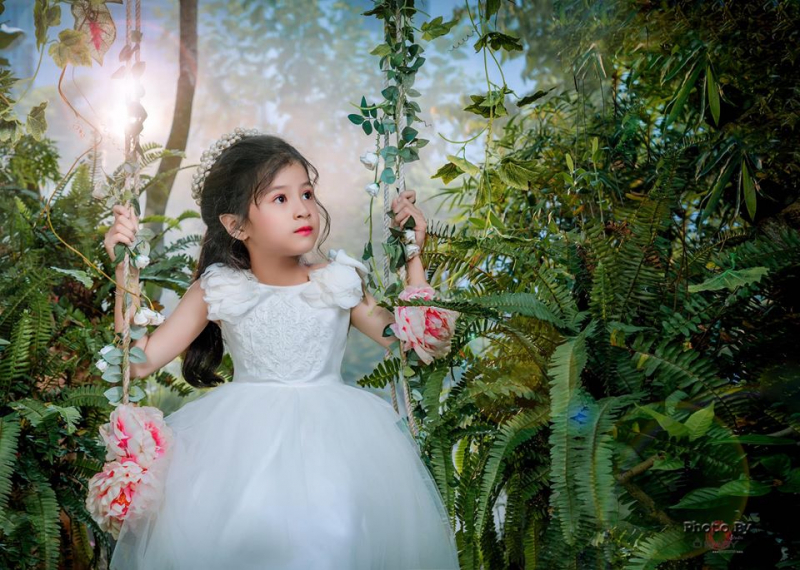Công chúa bé nhỏ cùng thiên nhiên